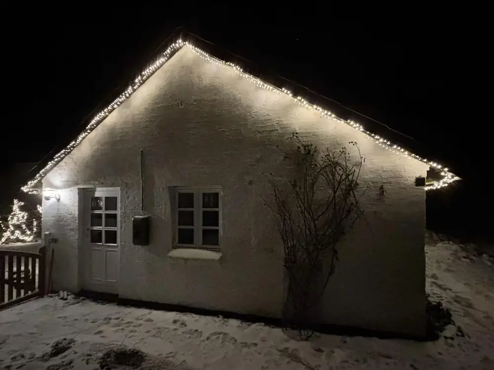 Anneksets facade i aftenbelysning