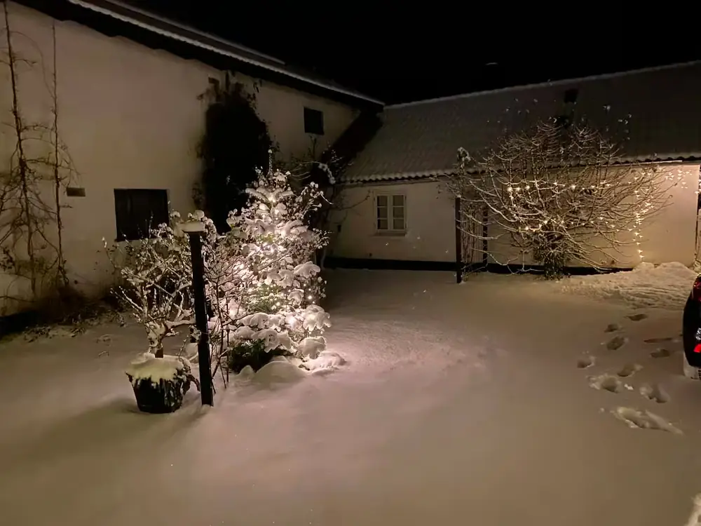 Annekset en vinteraften med sne og lys
